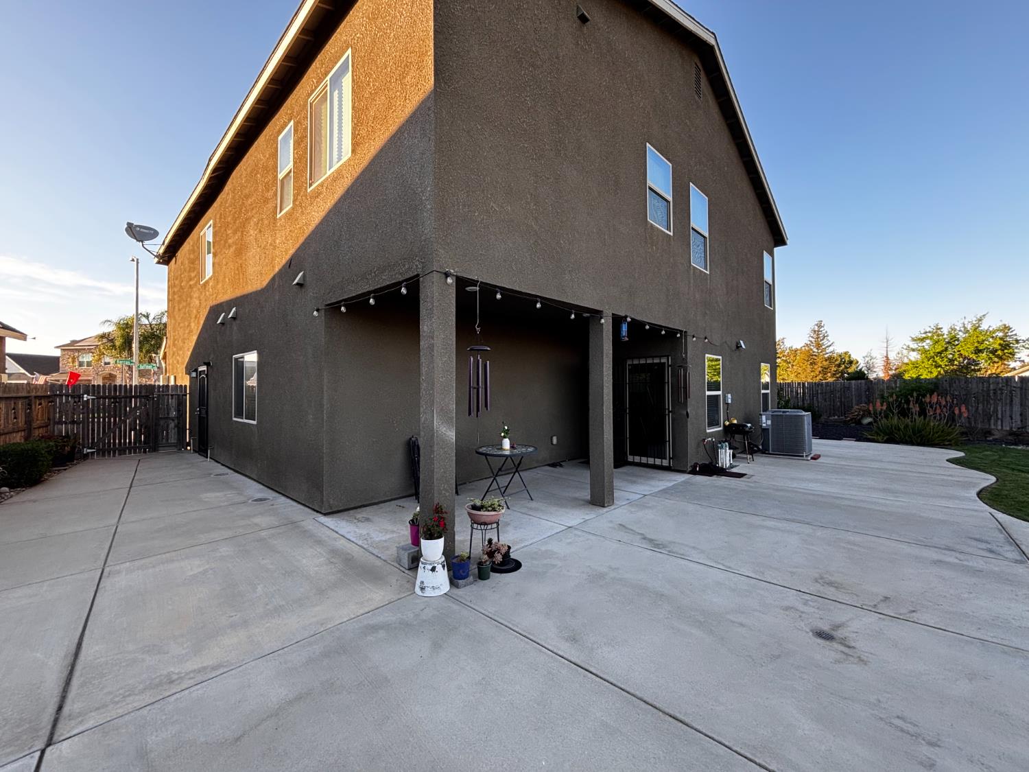 1614 N Barcus Ave, Fresno, CA 93722