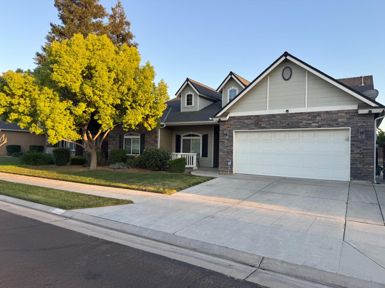 548 W Serena Ave, Clovis, CA 93619