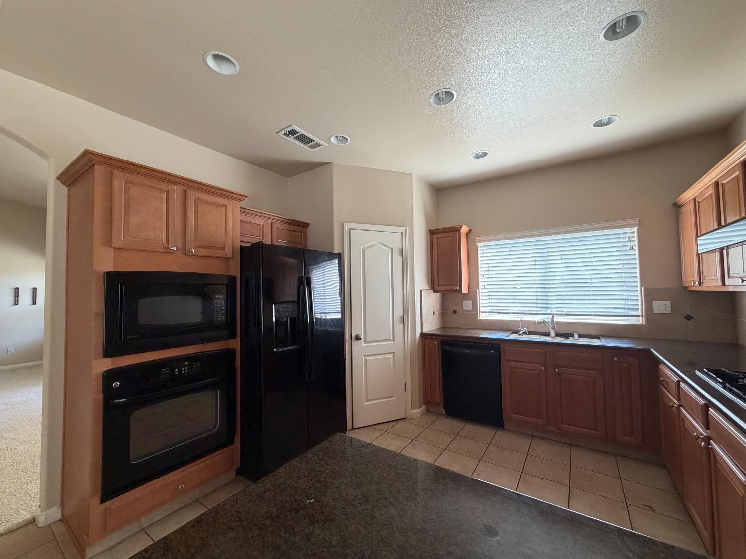 548 W Serena Ave, Clovis, CA 93619