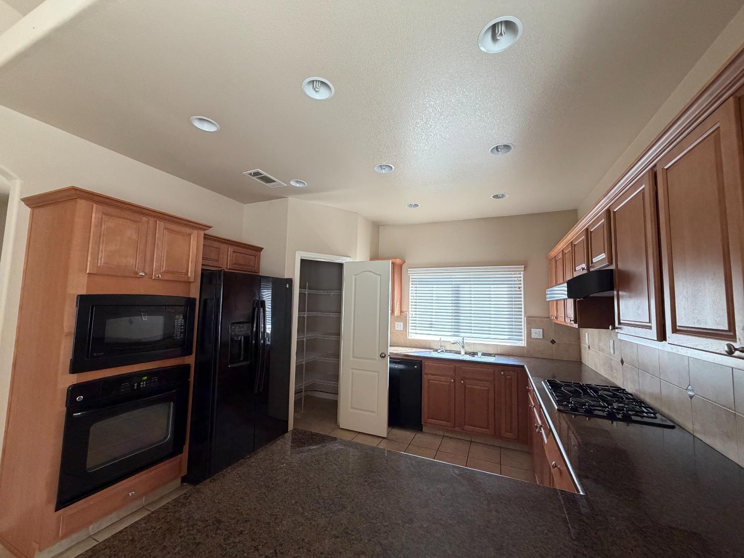 548 W Serena Ave, Clovis, CA 93619