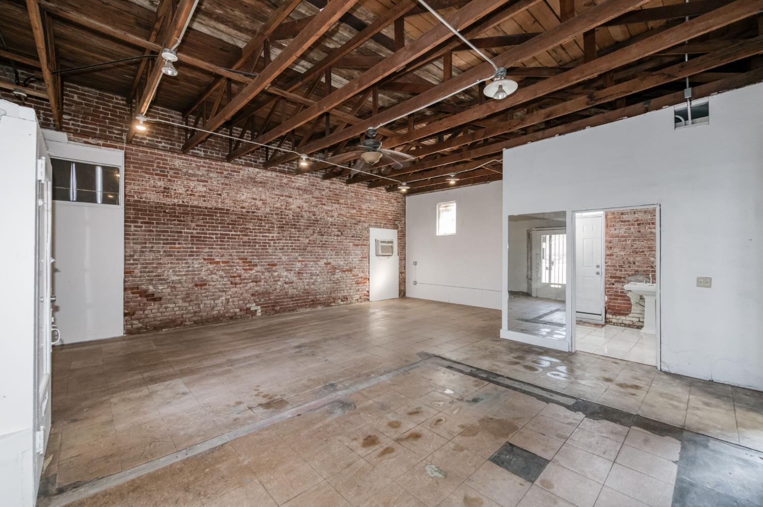 2748 E Hamilton Ave, Fresno, CA 93721