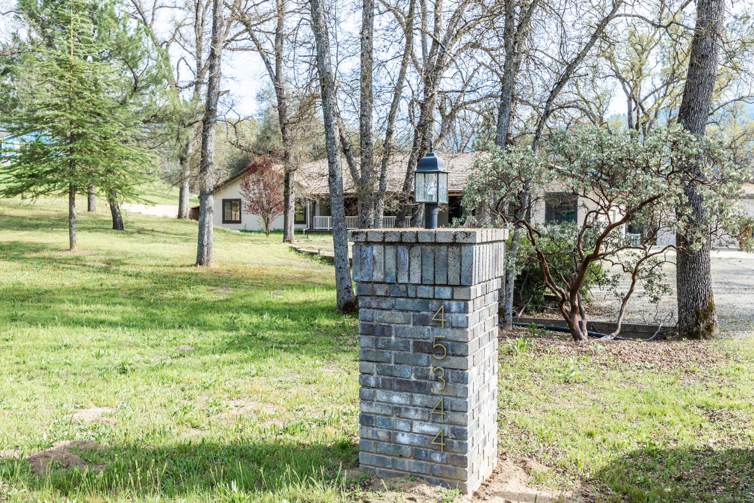 45344 S Oakview Dr, Oakhurst, CA 93644