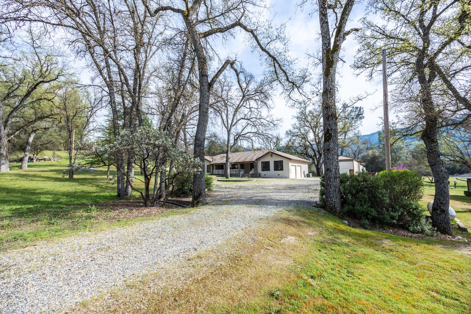 45344 S Oakview Dr, Oakhurst, CA 93644
