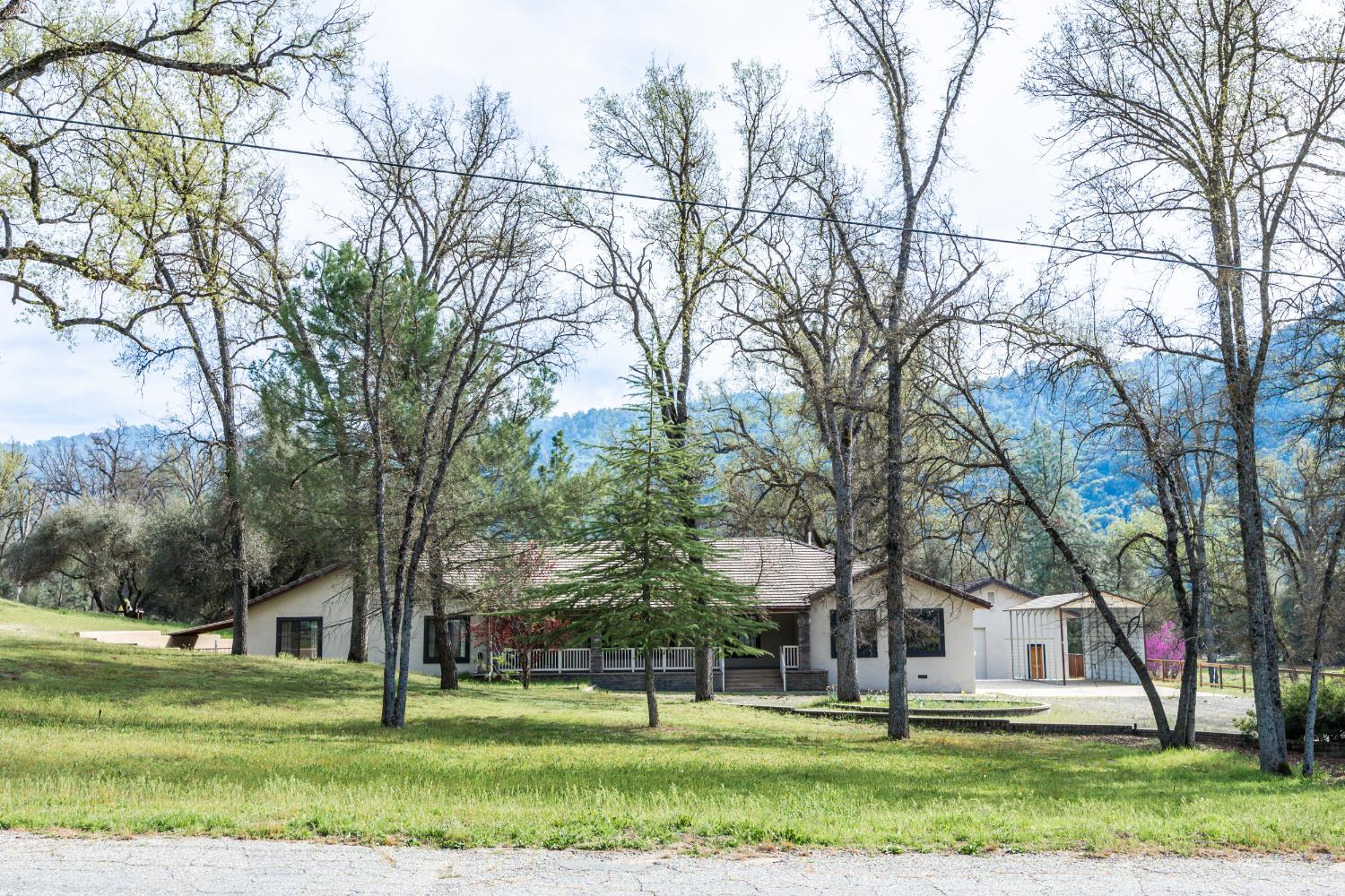 45344 S Oakview Dr, Oakhurst, CA 93644