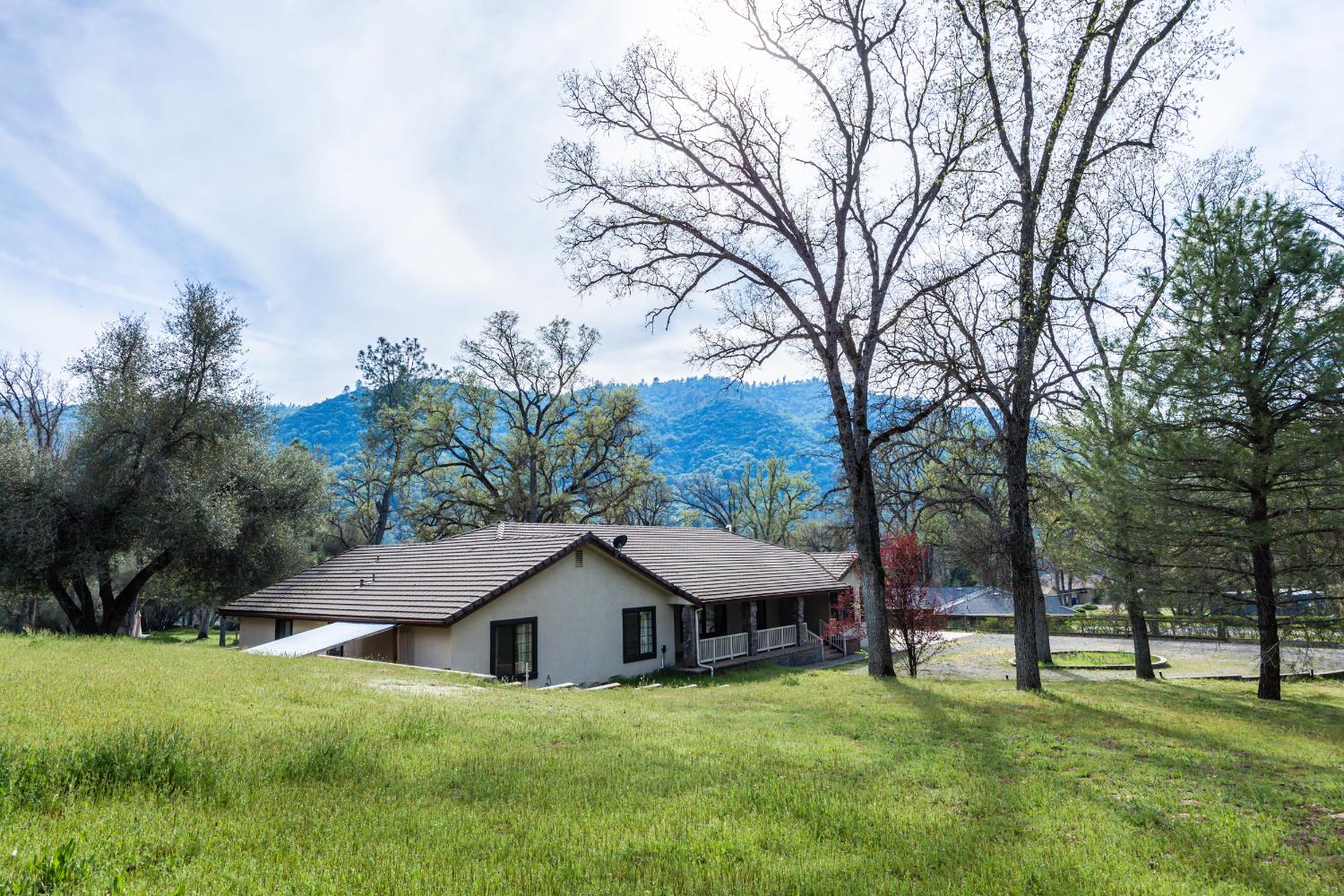 45344 S Oakview Dr, Oakhurst, CA 93644