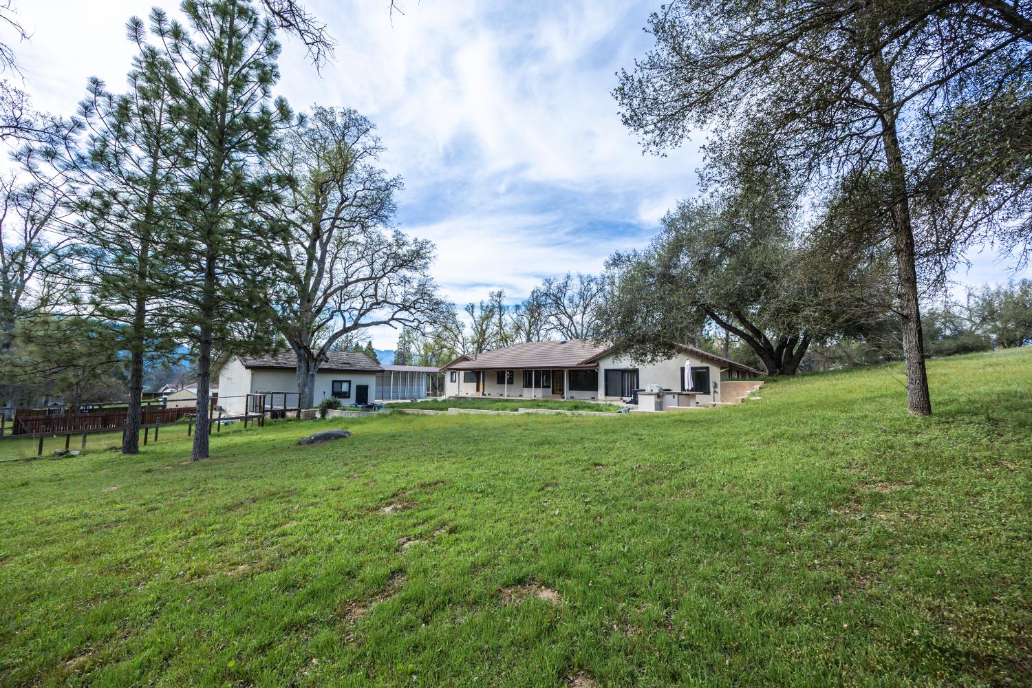 45344 S Oakview Dr, Oakhurst, CA 93644