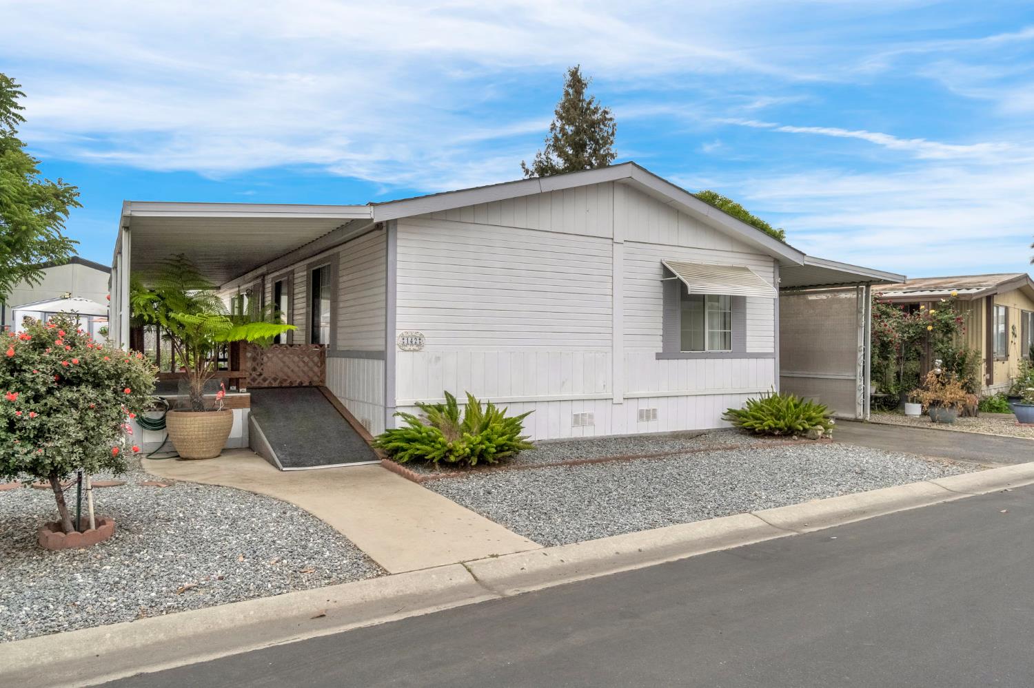 1218 E Cleveland Ave #142, Madera, CA 93638