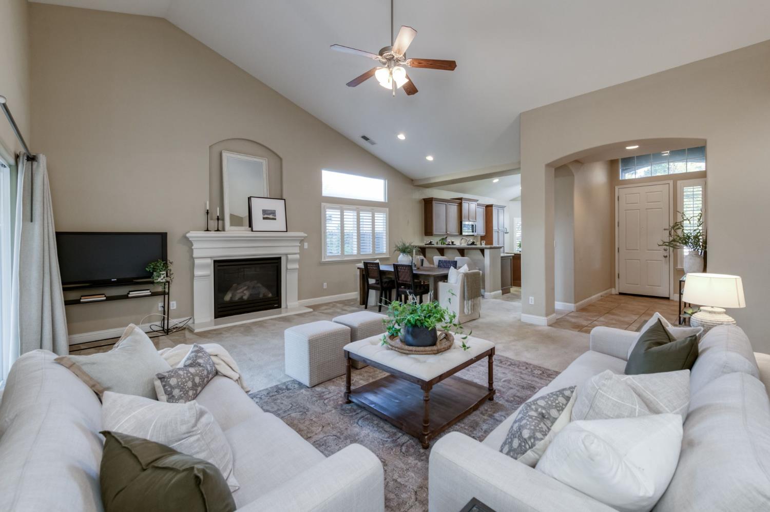 10687 N Tea Party Ln, Fresno, CA 93730