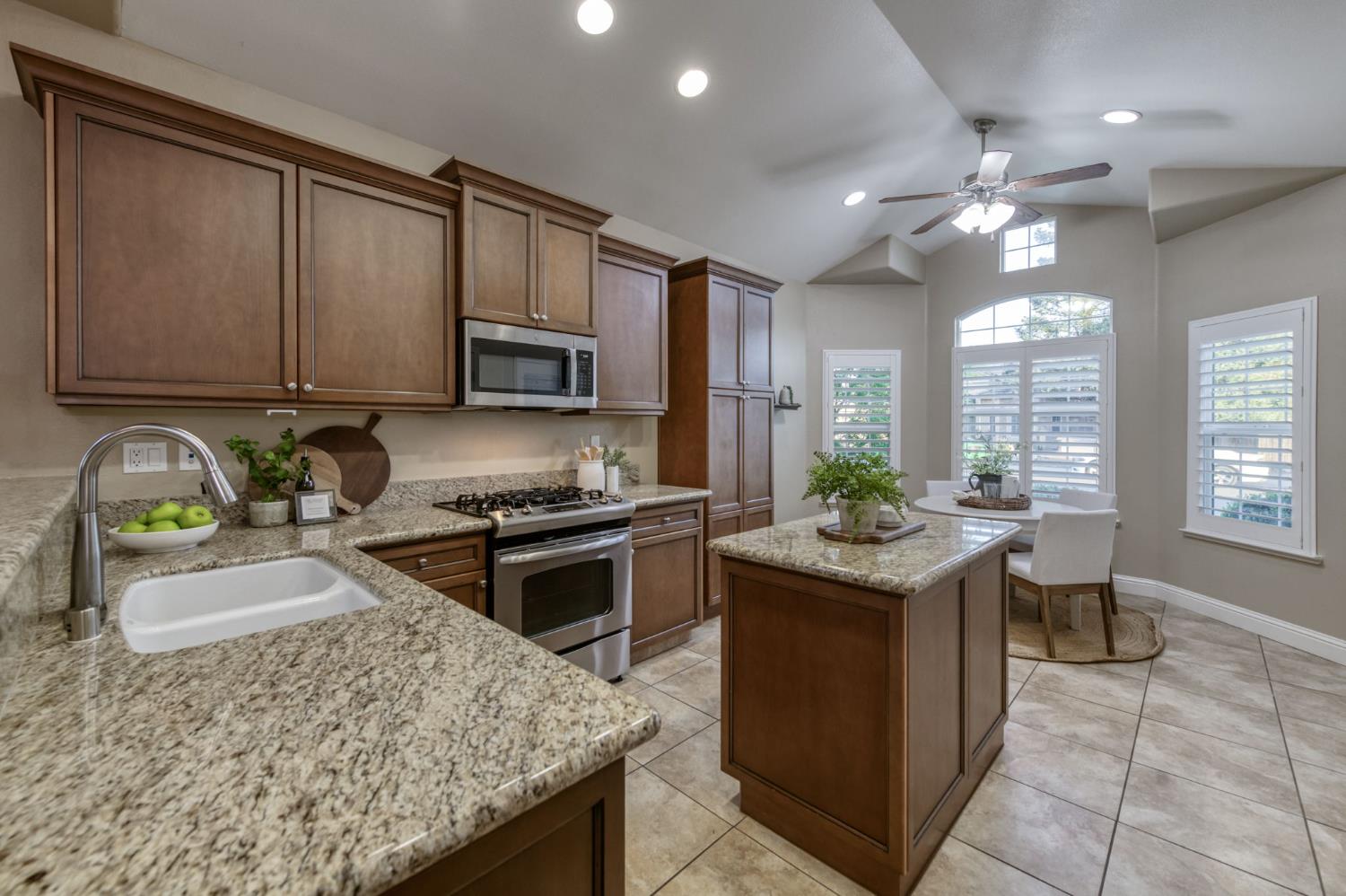 10687 N Tea Party Ln, Fresno, CA 93730