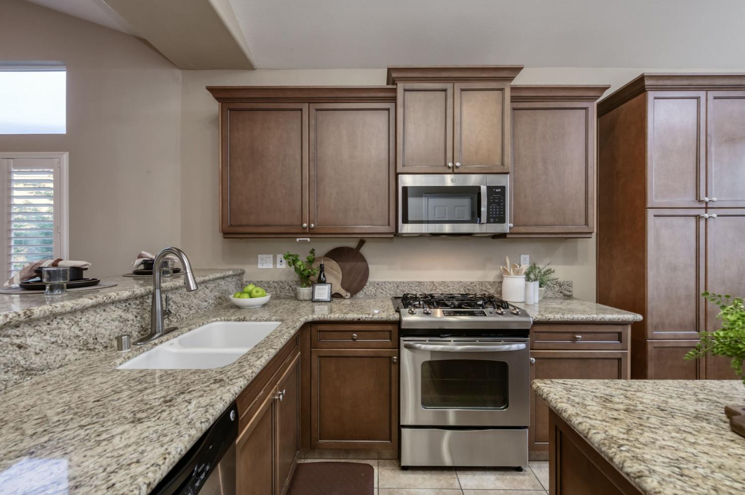 10687 N Tea Party Ln, Fresno, CA 93730