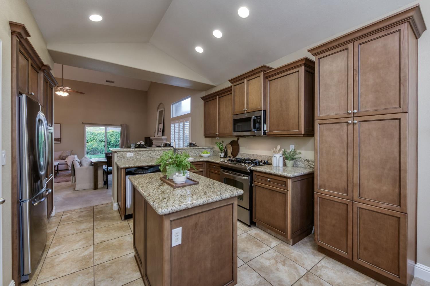 10687 N Tea Party Ln, Fresno, CA 93730