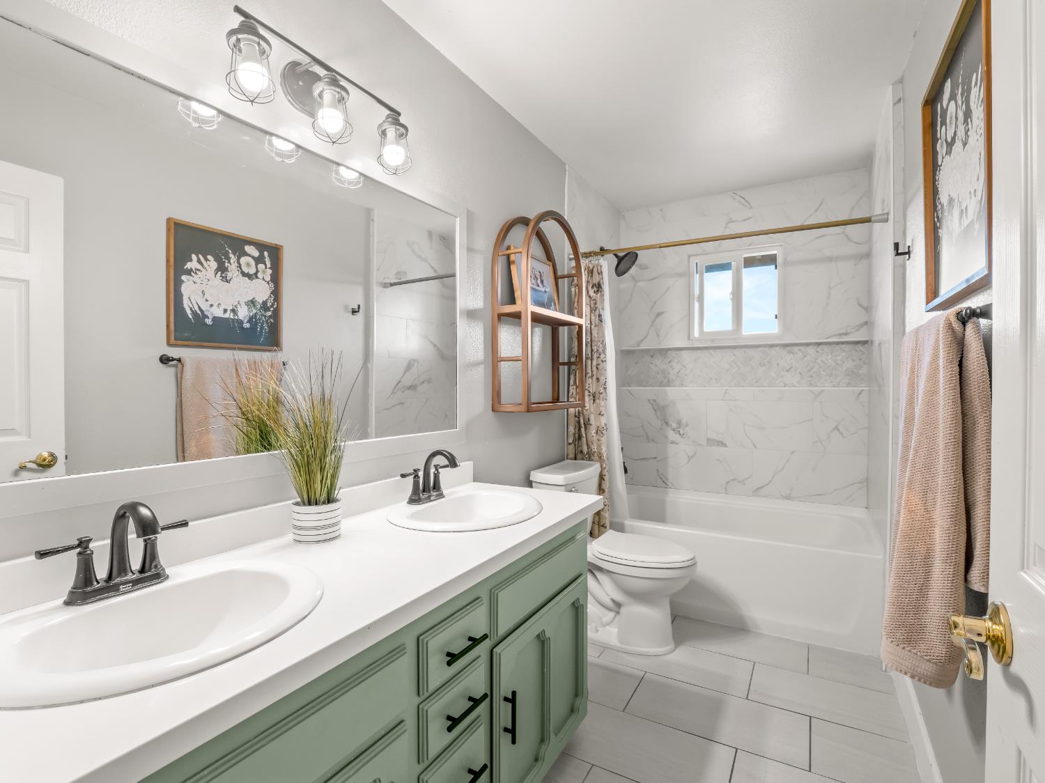 22452 Goldrush Ln, Clovis, CA 93619