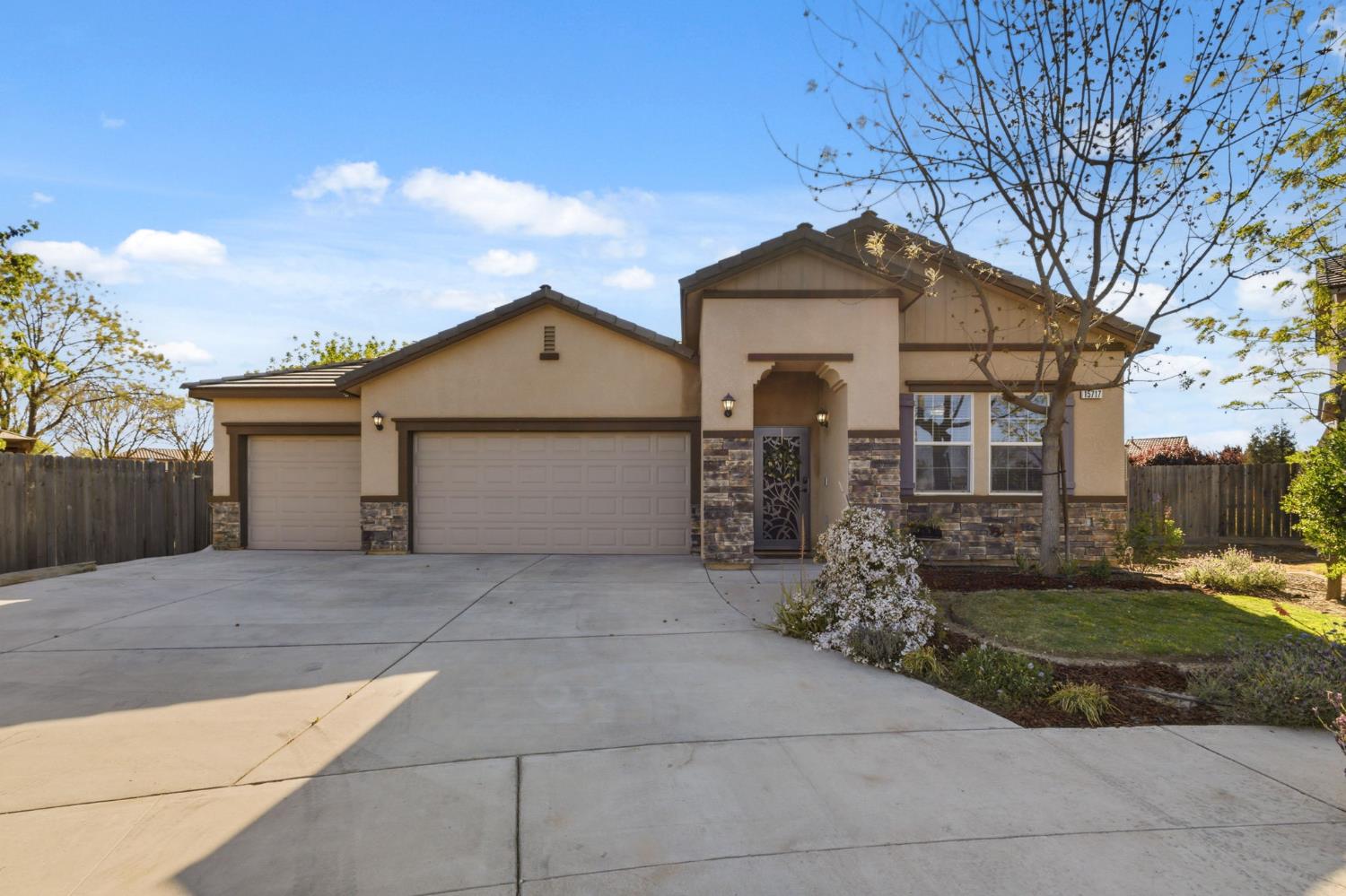 15717 W Botelho Ave, Kerman, CA 93630