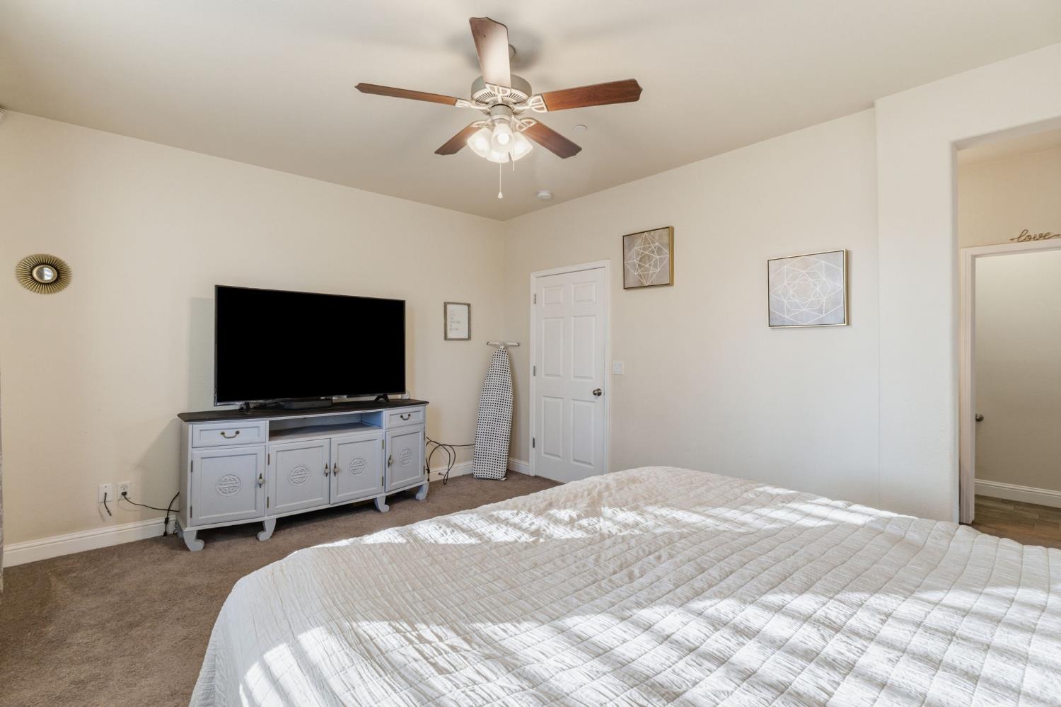 15717 W Botelho Ave, Kerman, CA 93630