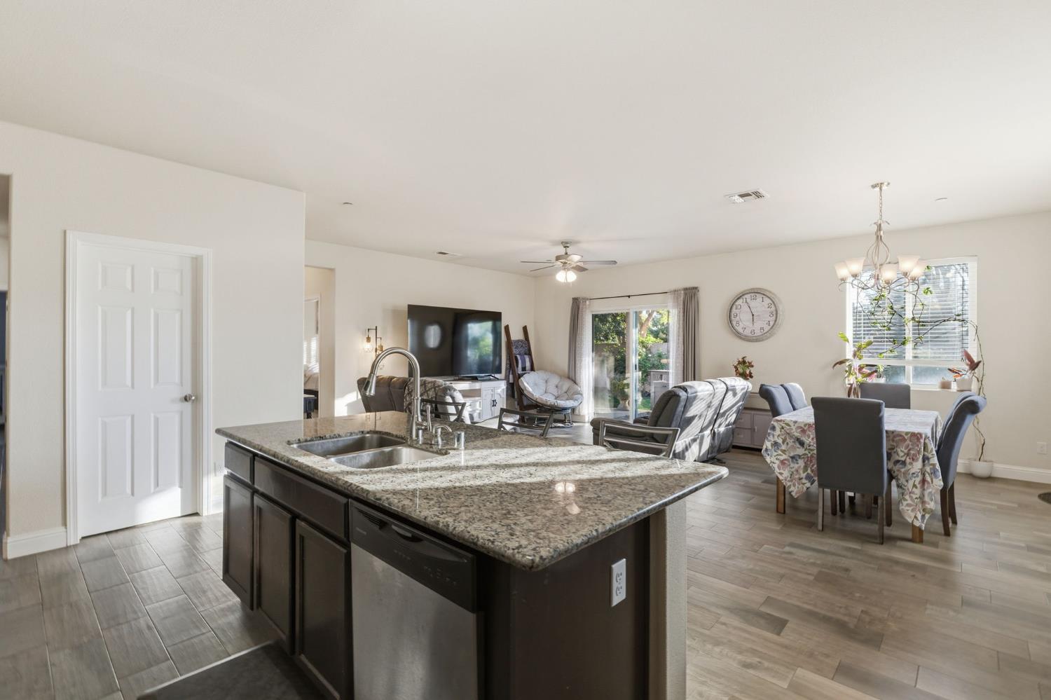 15717 W Botelho Ave, Kerman, CA 93630