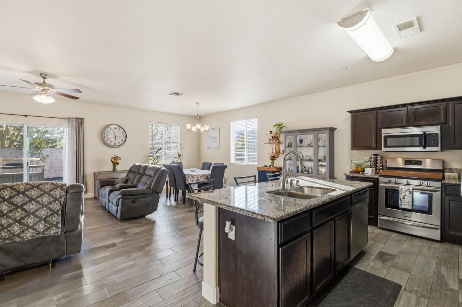 15717 W Botelho Ave, Kerman, CA 93630