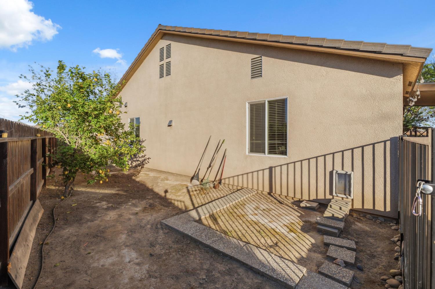 15717 W Botelho Ave, Kerman, CA 93630