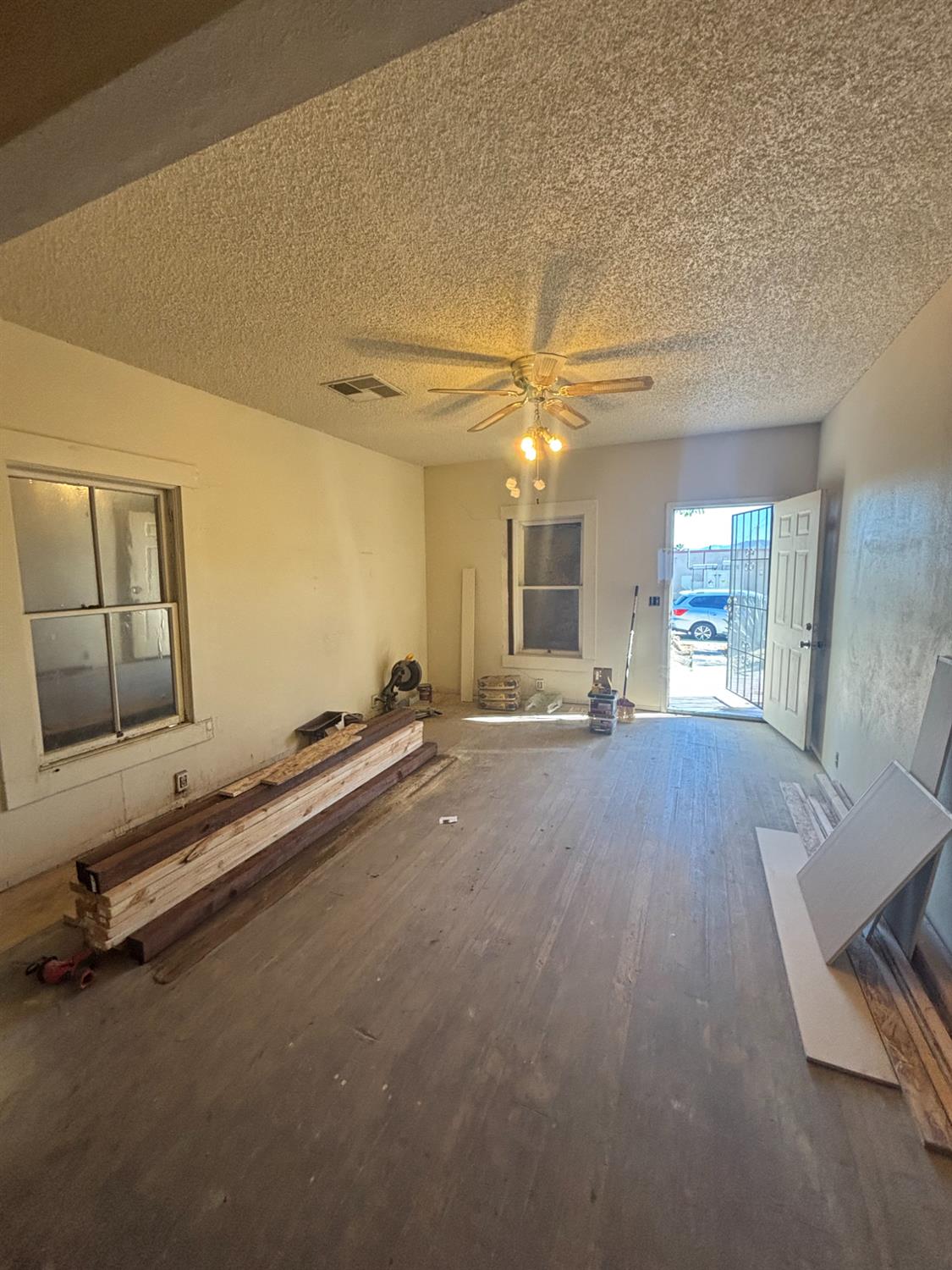 301 E Merced St, Avenal, CA 93204