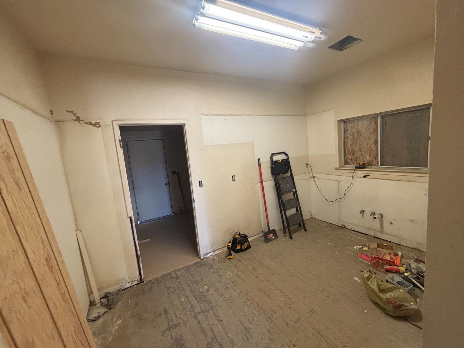 301 E Merced St, Avenal, CA 93204