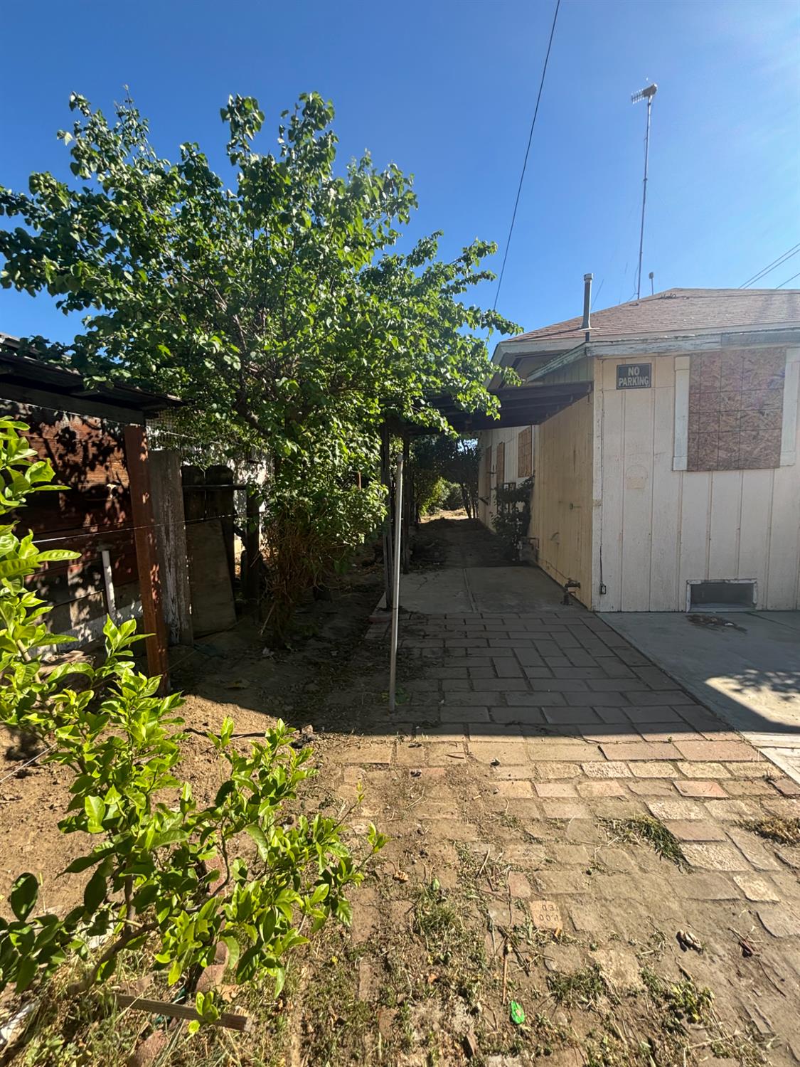301 E Merced St, Avenal, CA 93204