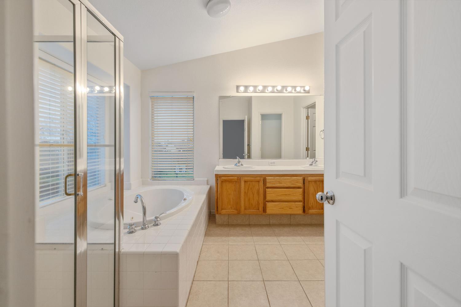 3232 N Zion Cir, Hanford, CA 93230