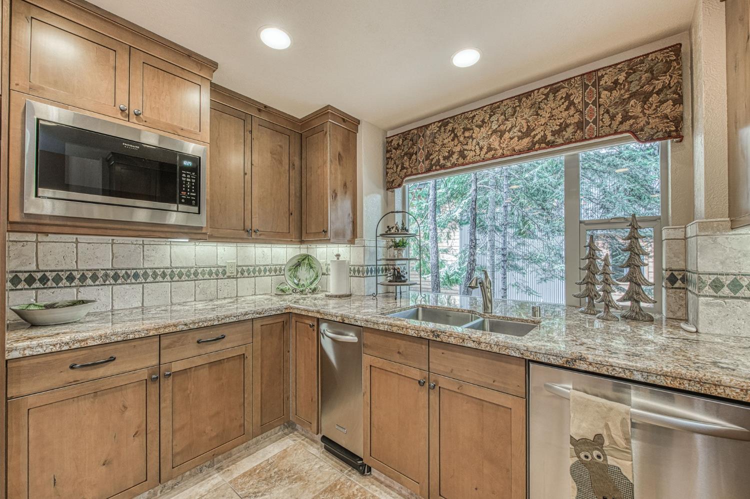 41977 Granite Ridge Rd, Shaver Lake, CA 93664