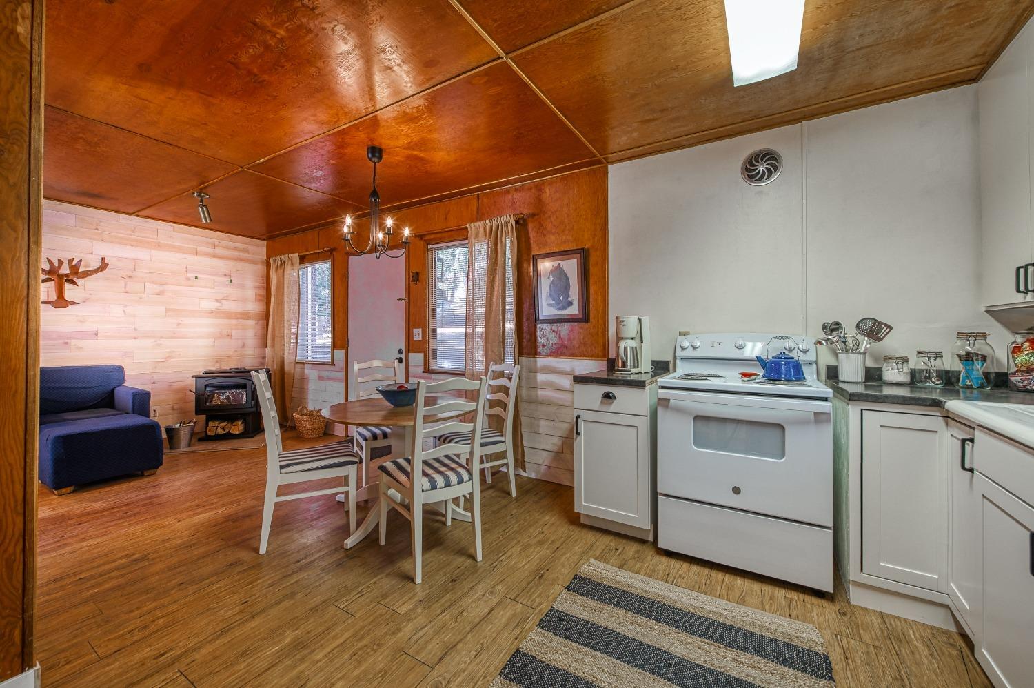 61347 Old Hunting Rd, Huntington Lake, CA 93634