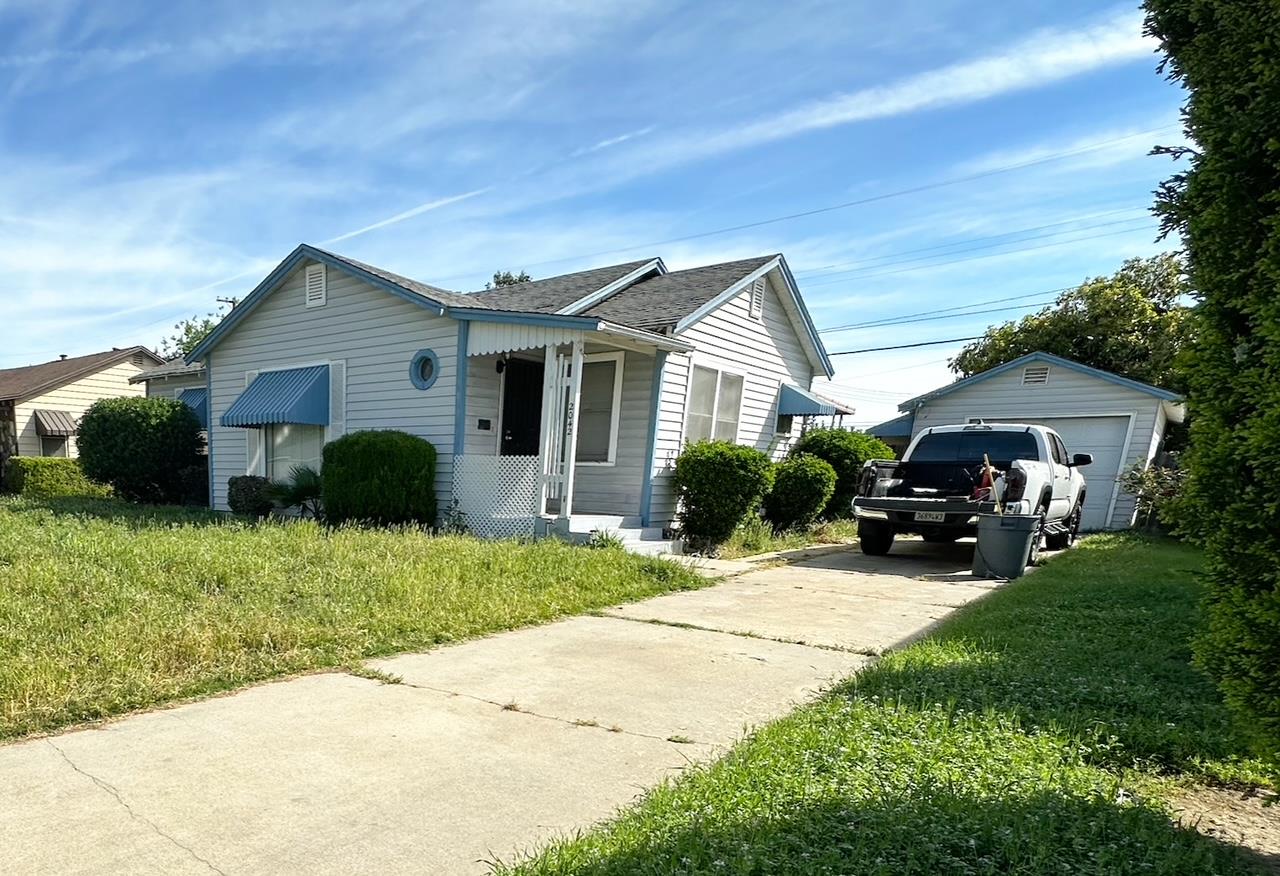 2042 Mayfair Dr E, Fresno, CA 93703