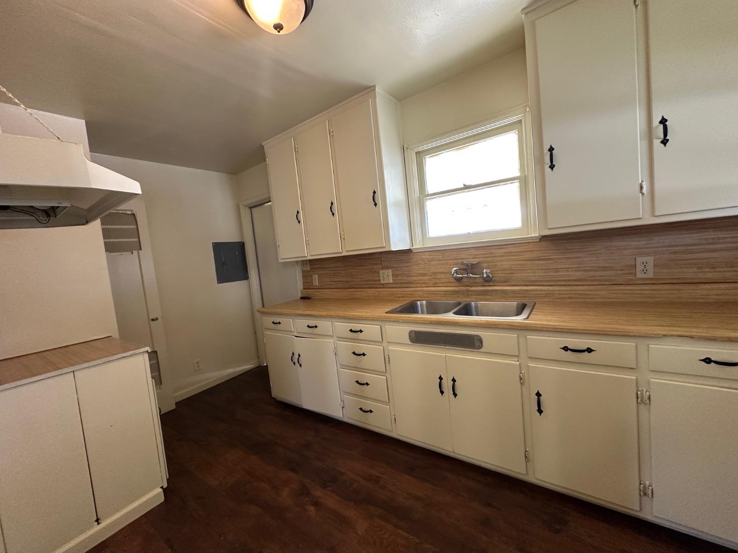 2042 Mayfair Dr E, Fresno, CA 93703