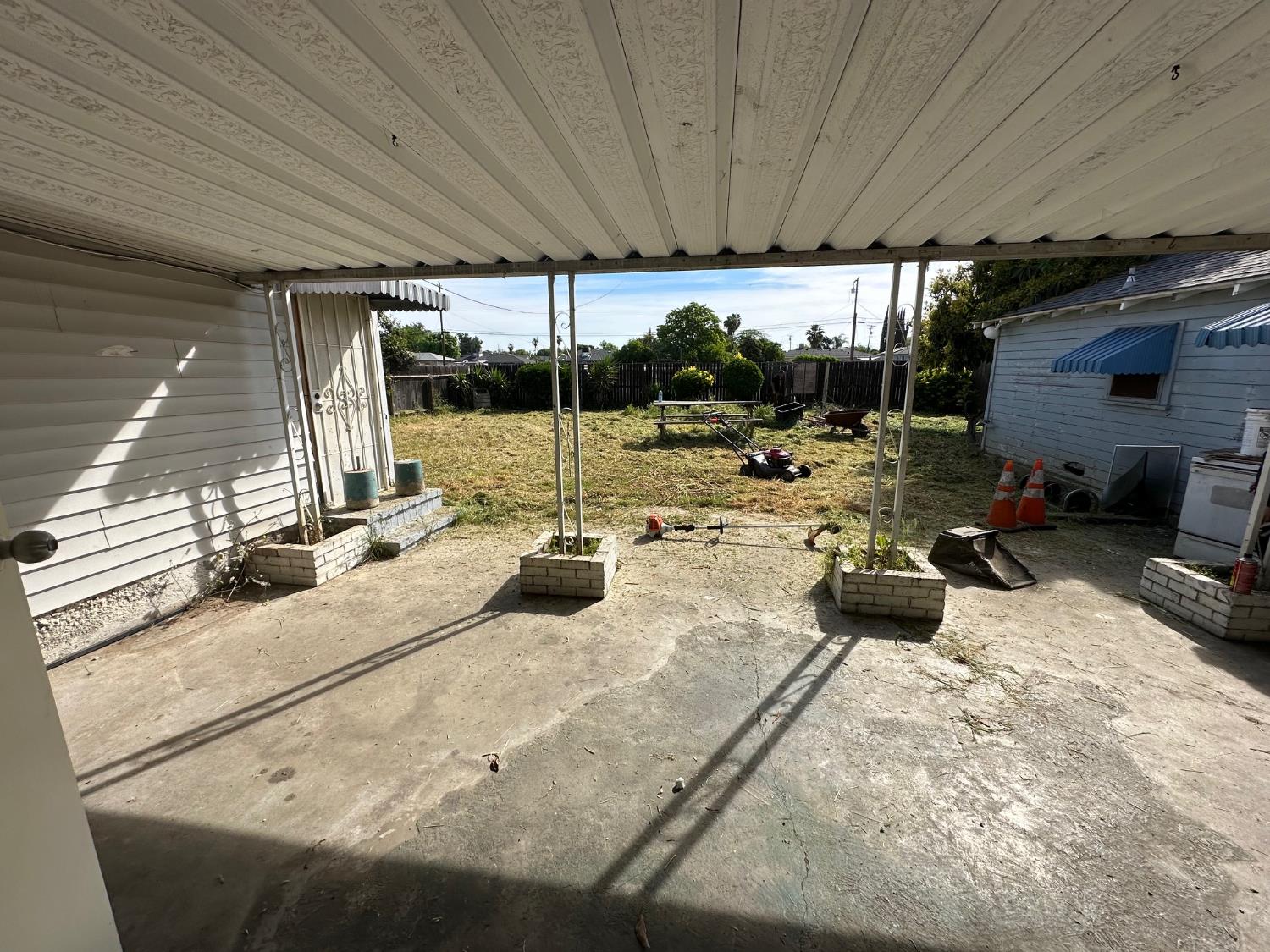 2042 Mayfair Dr E, Fresno, CA 93703