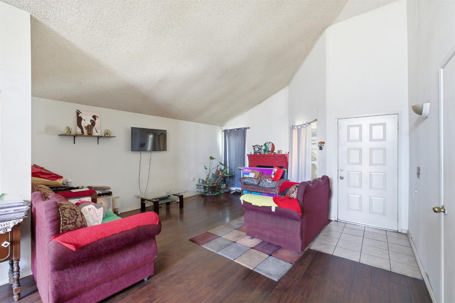 2580 N Knoll Ave, Fresno, CA 93722