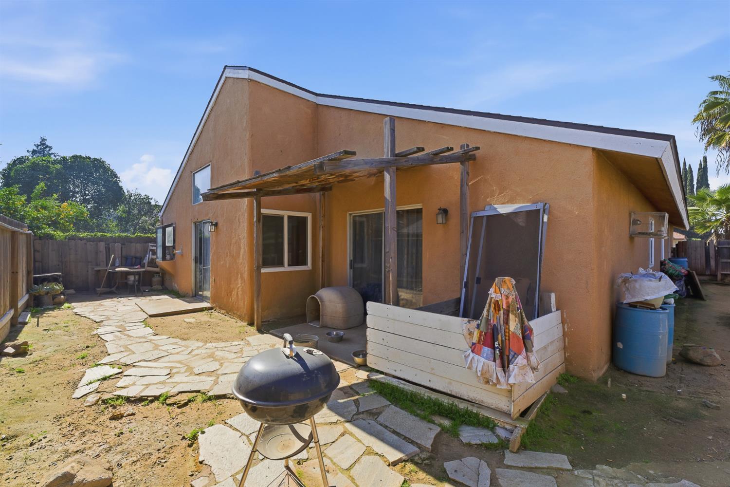 2580 N Knoll Ave, Fresno, CA 93722