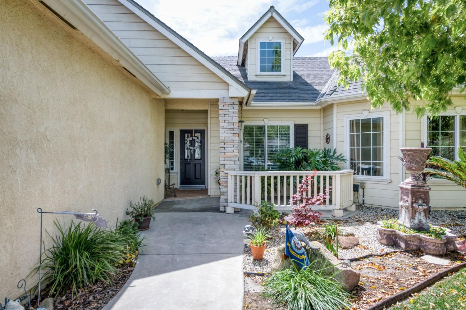 15961 W B St, Kerman, CA 93630