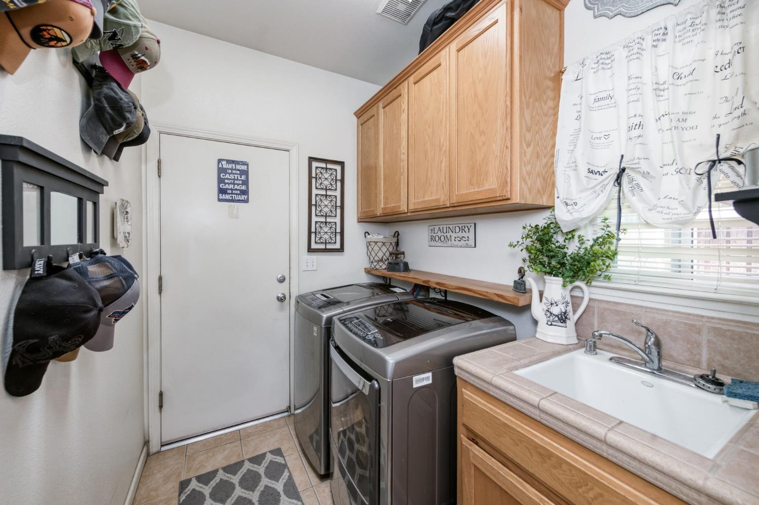 15961 W B St, Kerman, CA 93630