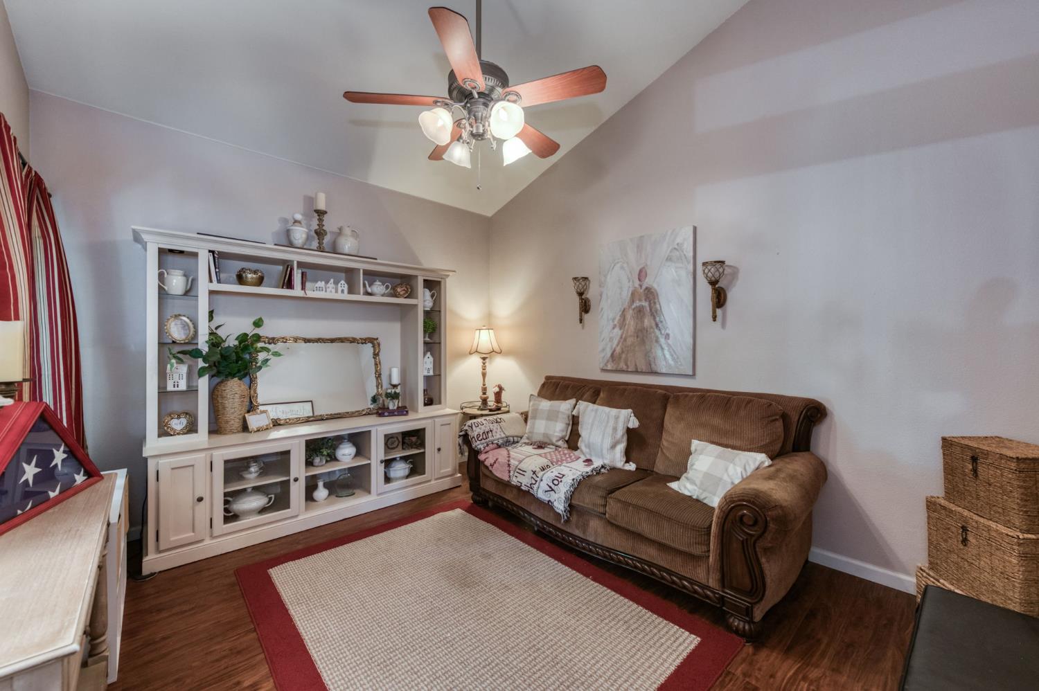 15961 W B St, Kerman, CA 93630