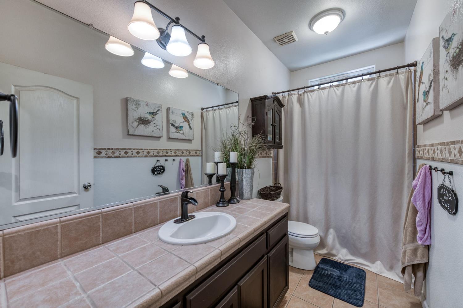 15961 W B St, Kerman, CA 93630