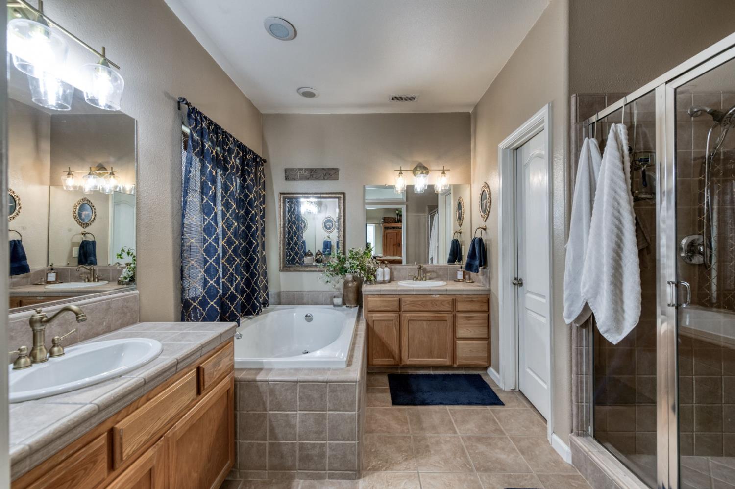 15961 W B St, Kerman, CA 93630