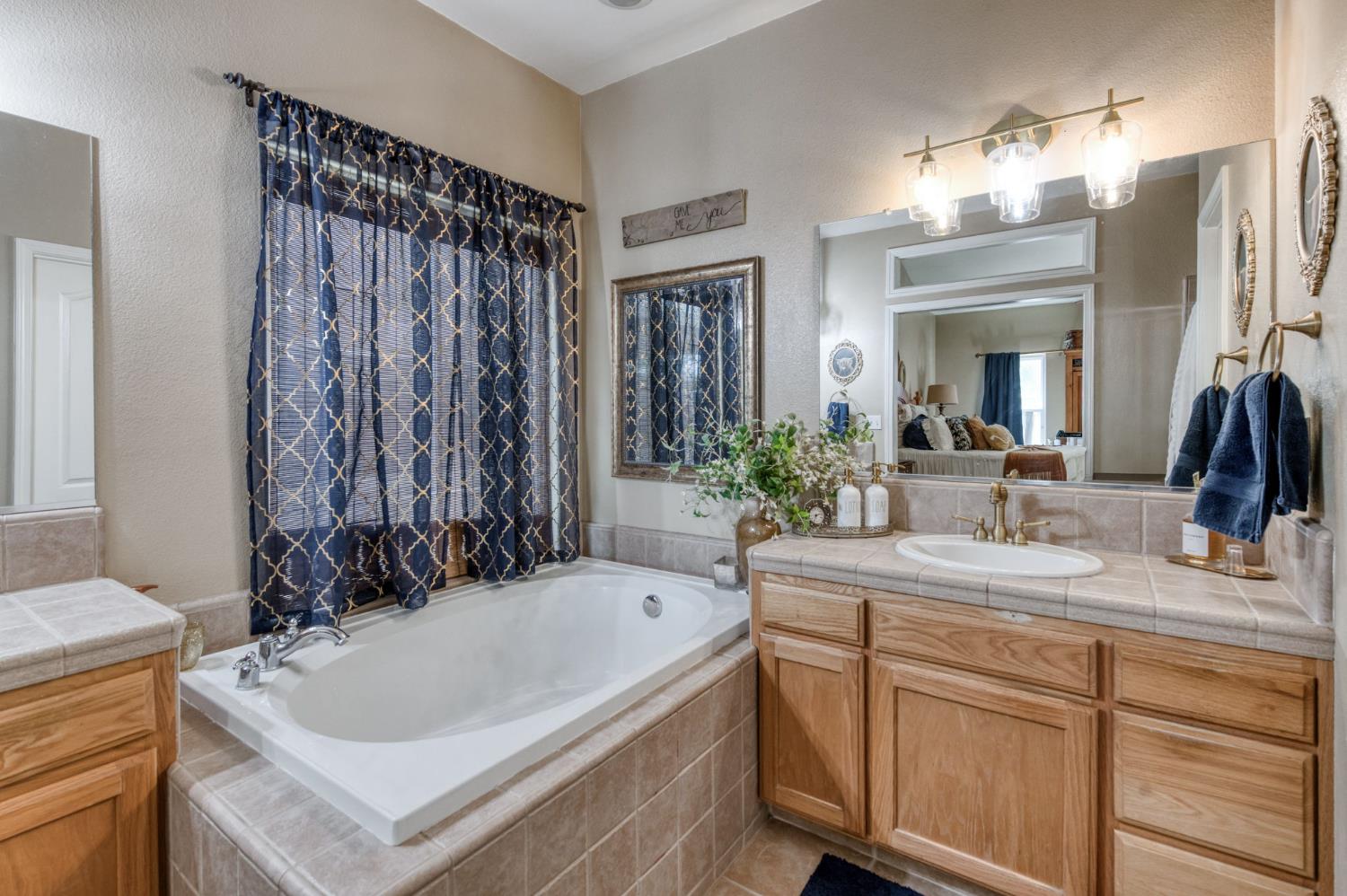 15961 W B St, Kerman, CA 93630