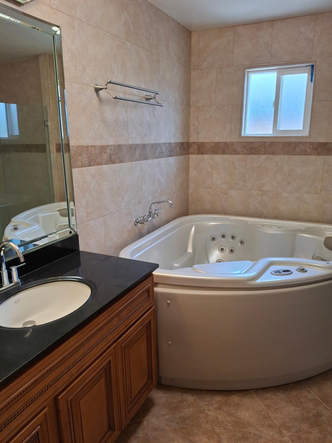 4550 N Holt Ave, Fresno, CA 93705