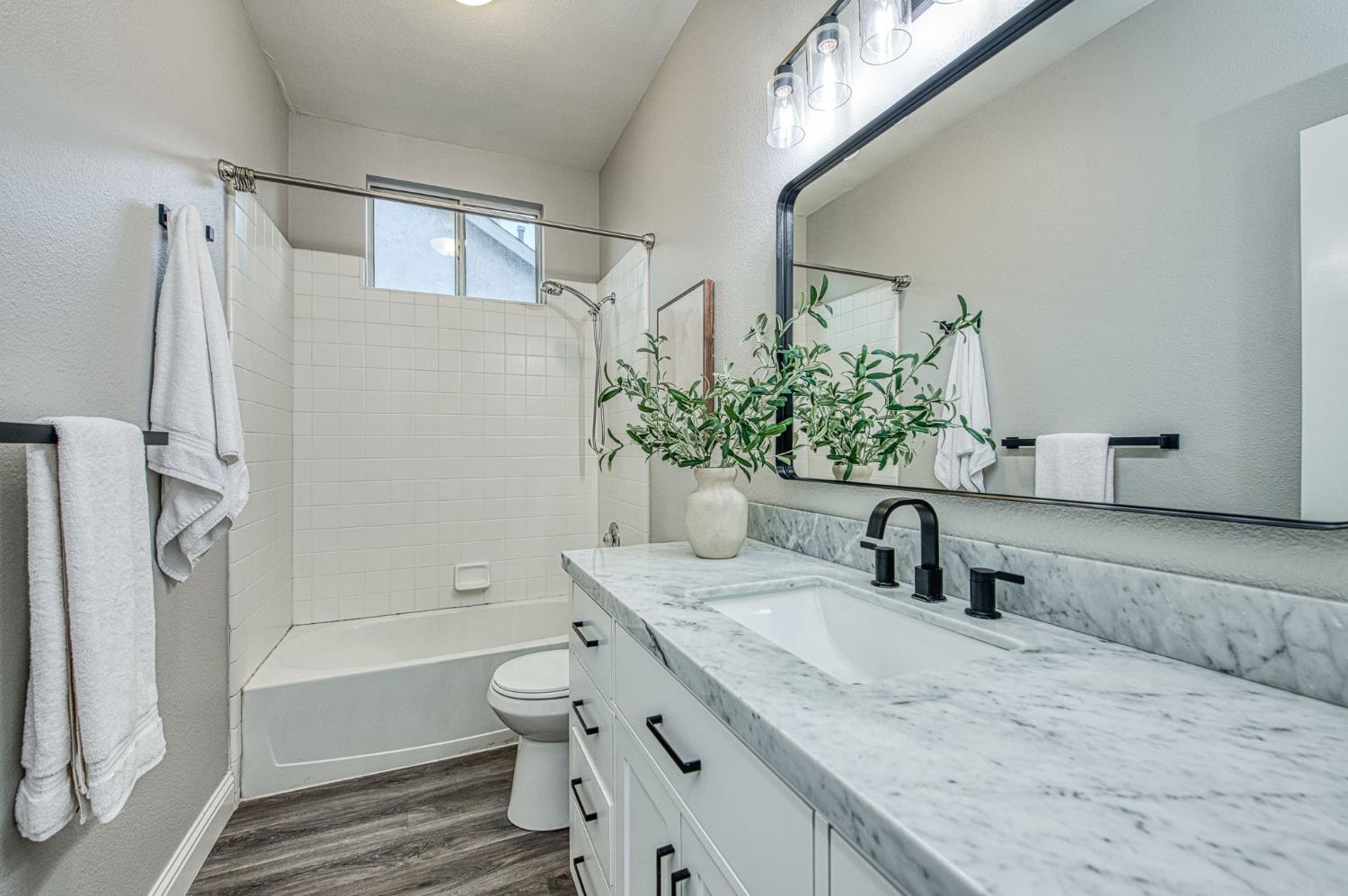 9882 N Meridian Ave, Fresno, CA 93720