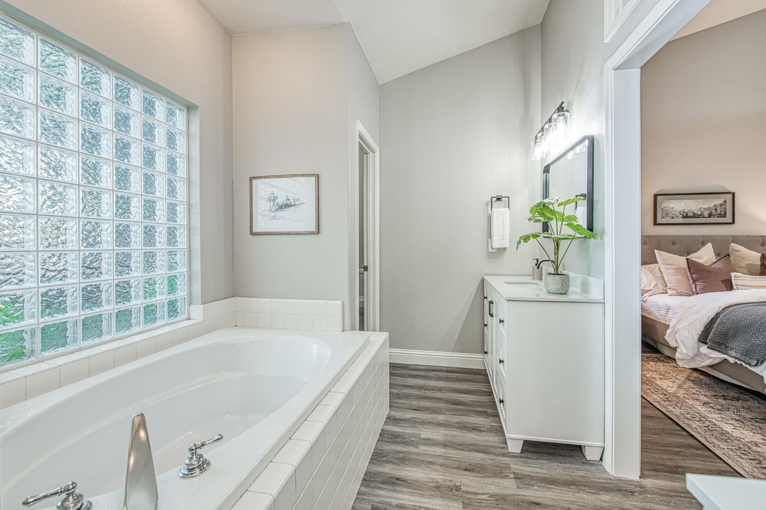 9882 N Meridian Ave, Fresno, CA 93720