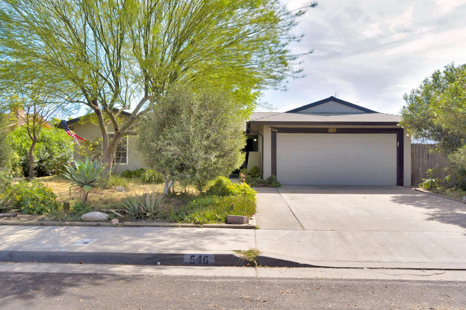 546 W Swift Ave, Clovis, CA 93612