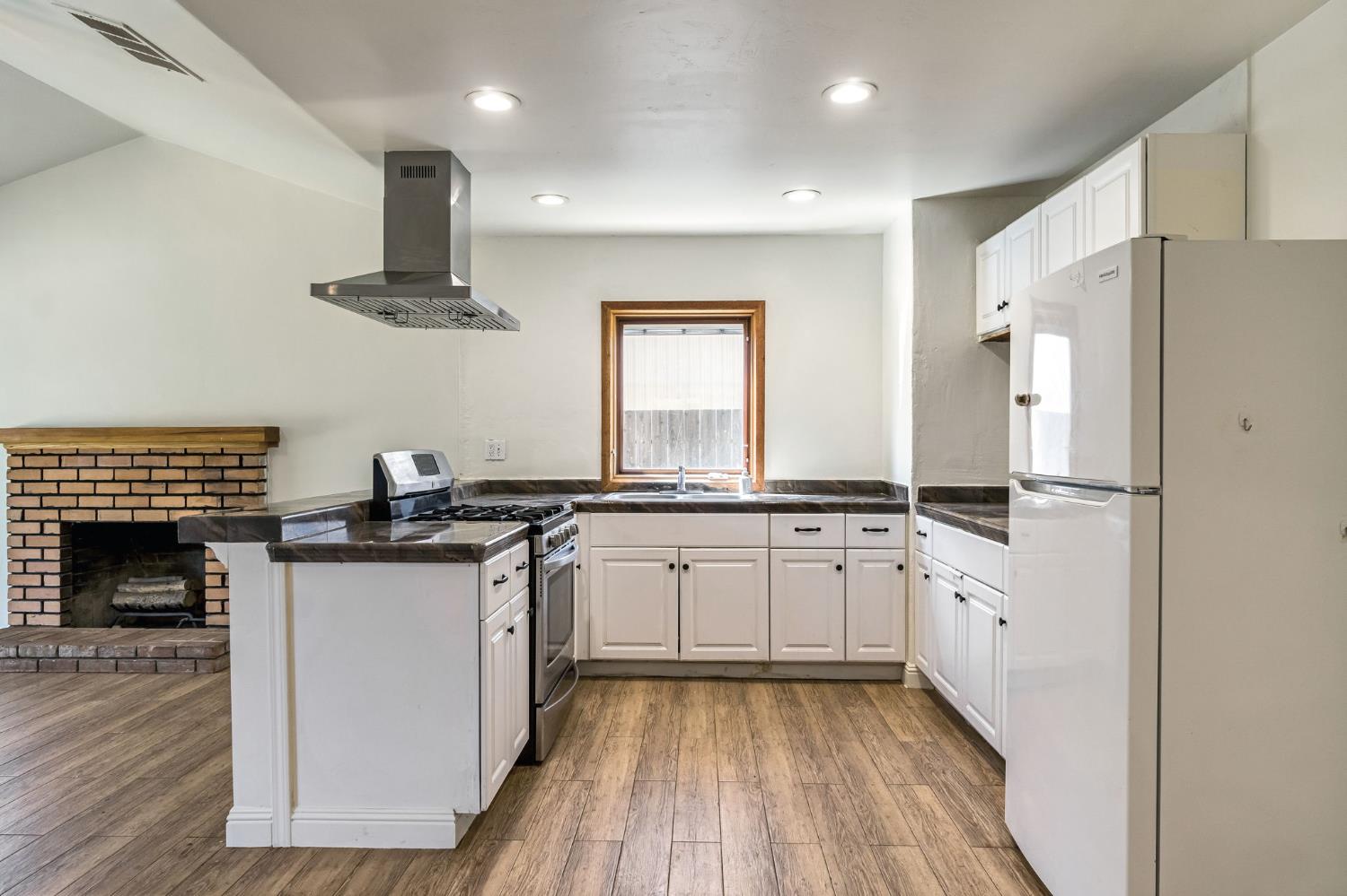 546 W Swift Ave, Clovis, CA 93612