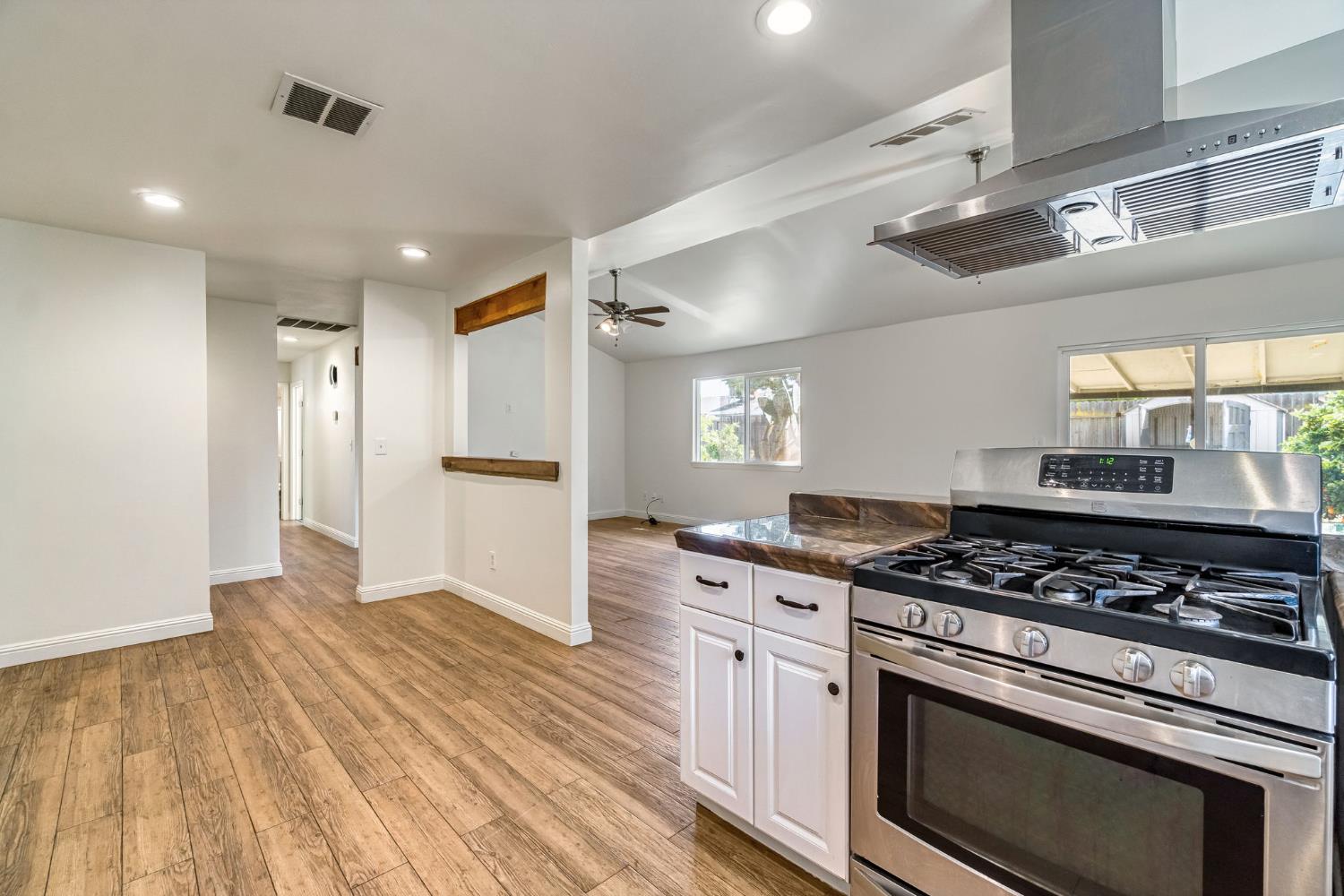 546 W Swift Ave, Clovis, CA 93612