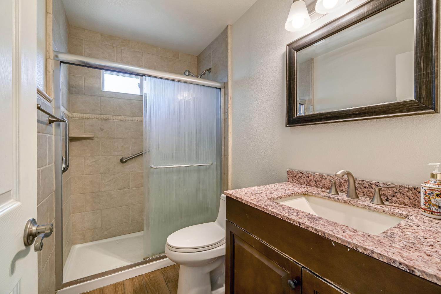 546 W Swift Ave, Clovis, CA 93612