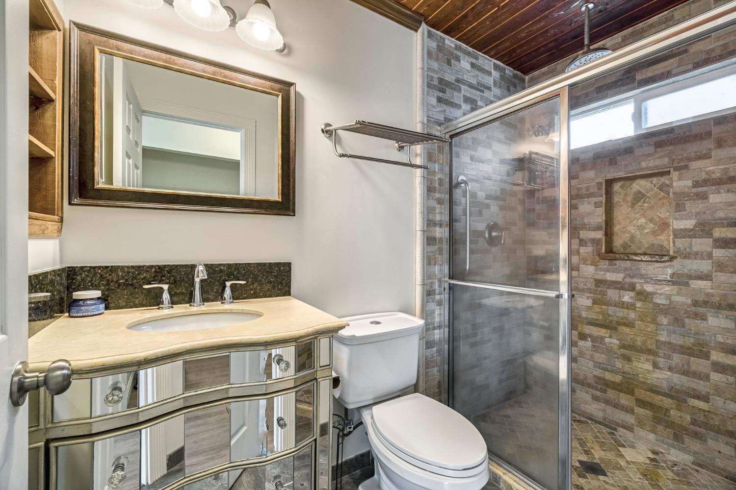 546 W Swift Ave, Clovis, CA 93612