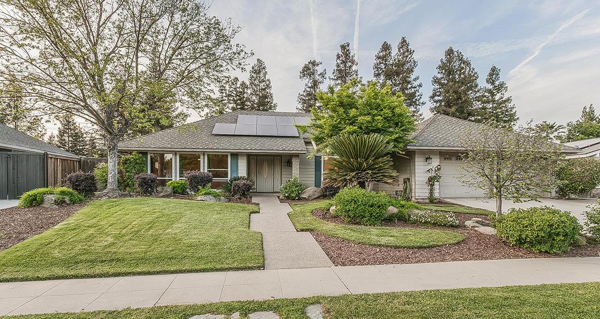 286 E Everglade Ave, Fresno, CA 93720