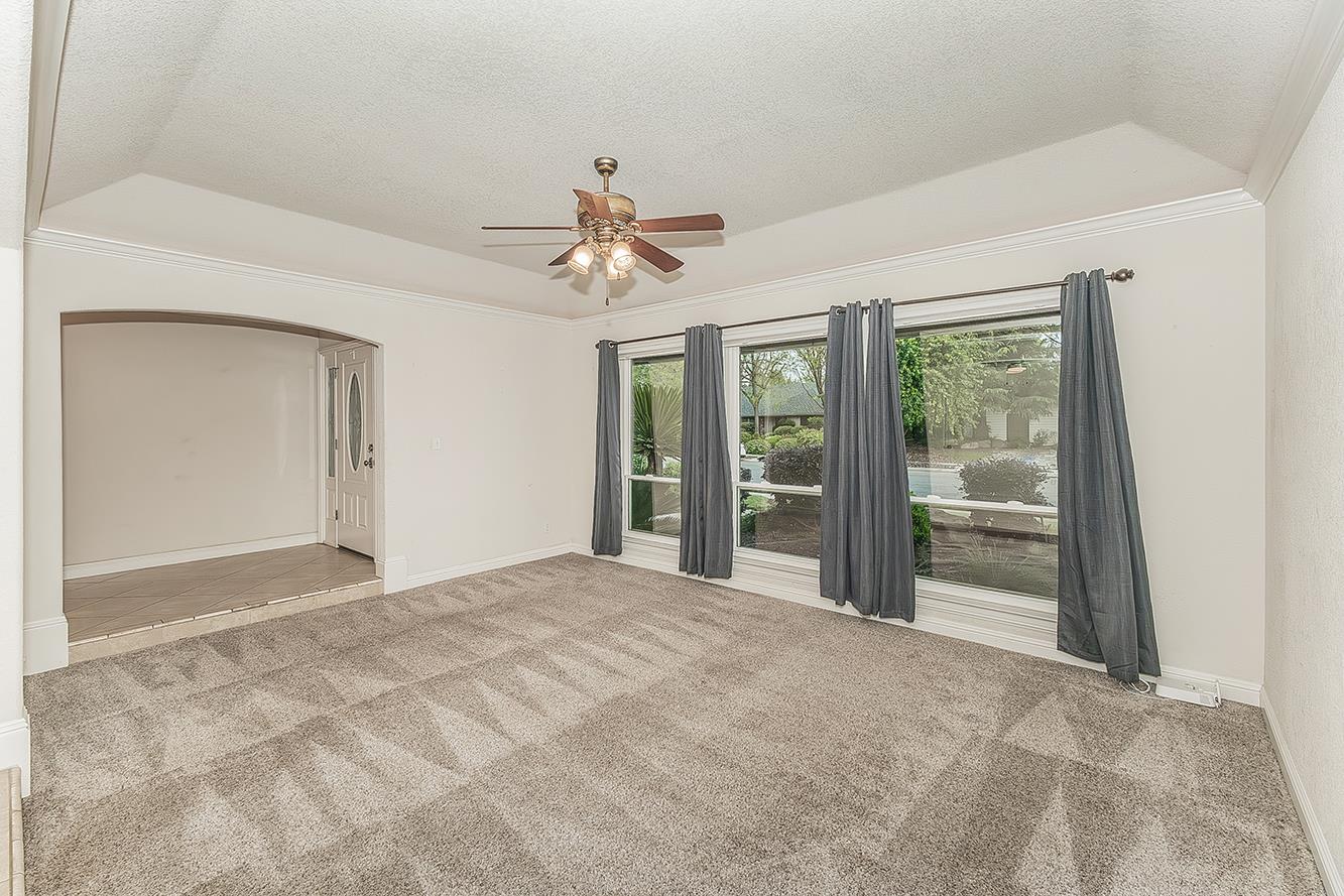 286 E Everglade Ave, Fresno, CA 93720