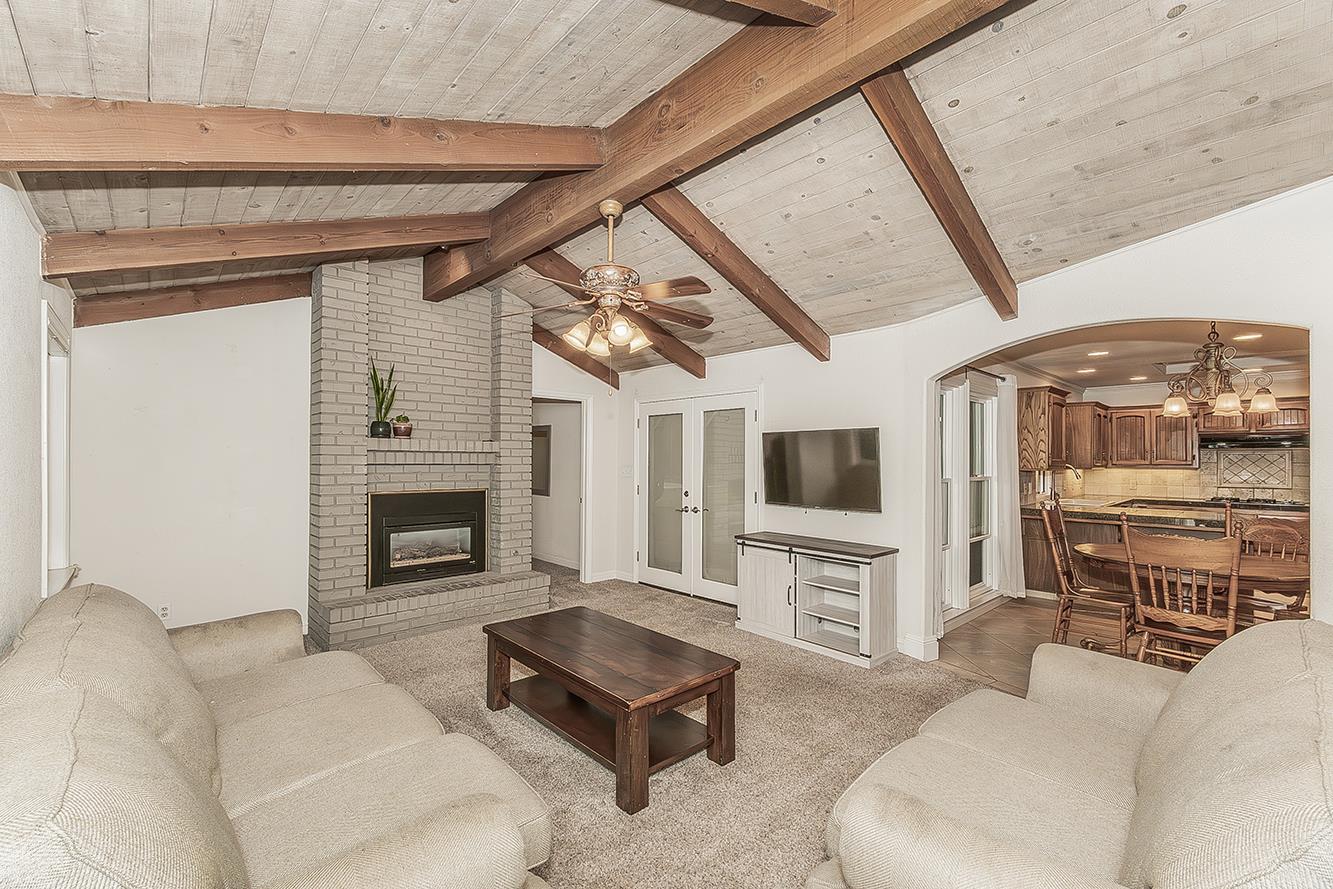 286 E Everglade Ave, Fresno, CA 93720