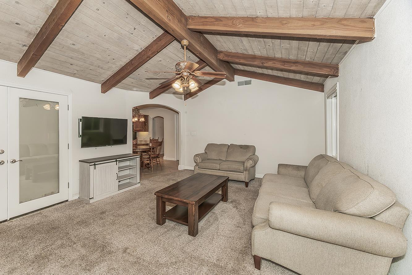 286 E Everglade Ave, Fresno, CA 93720